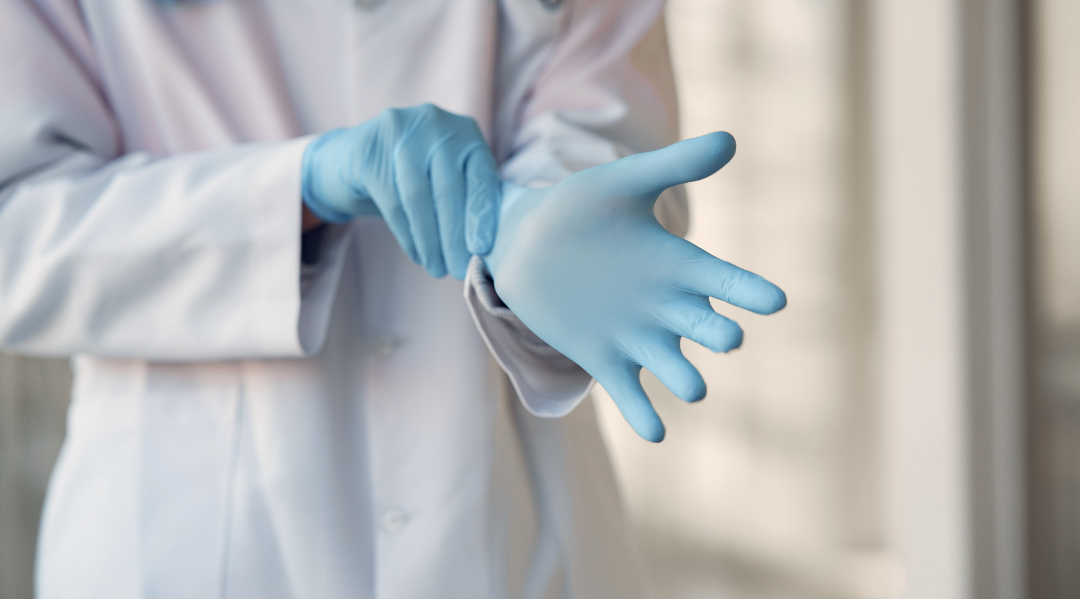 Fotografía de una persona poniéndose unos guantes, es una de las fotos del blog de steriok.